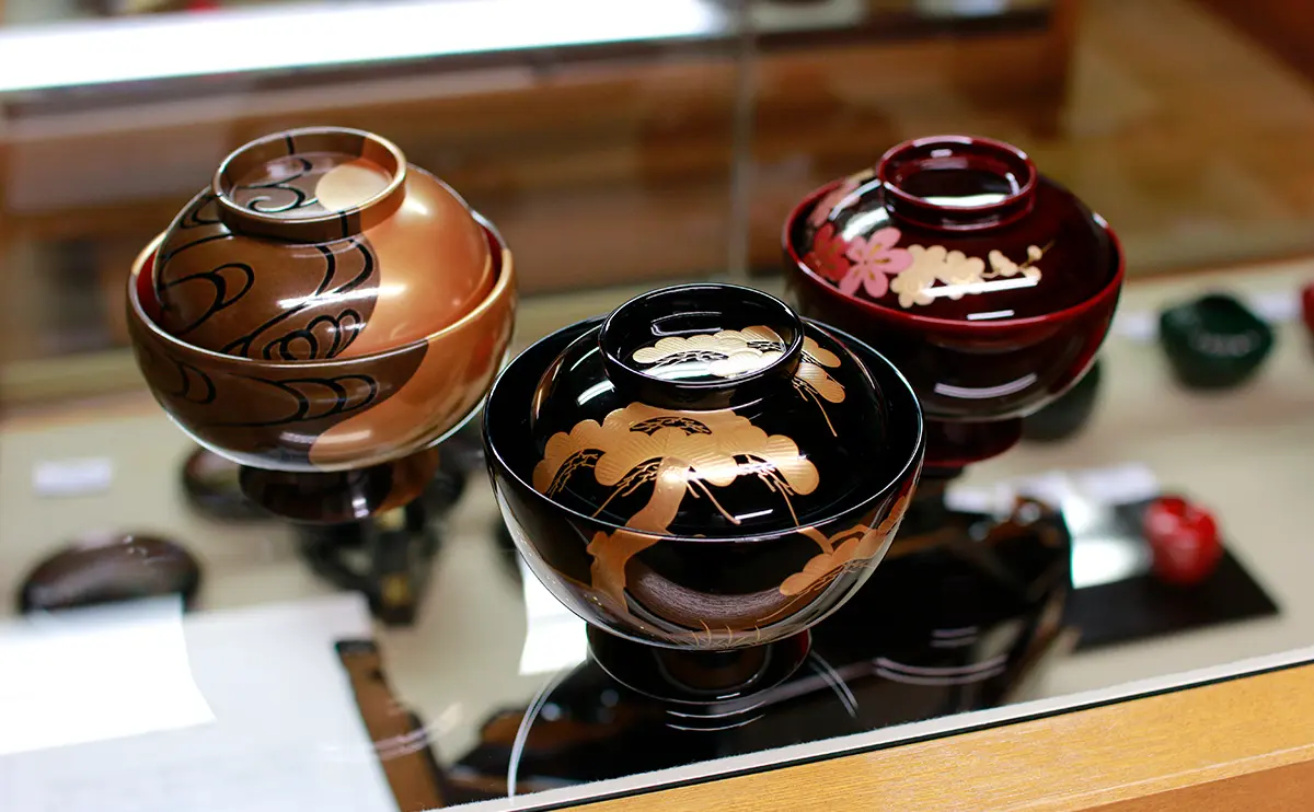 世界に誇る日本の伝統工芸品、漆器の成り立ちとは？ 漆器・輪島塗の専門店「田谷漆器店」